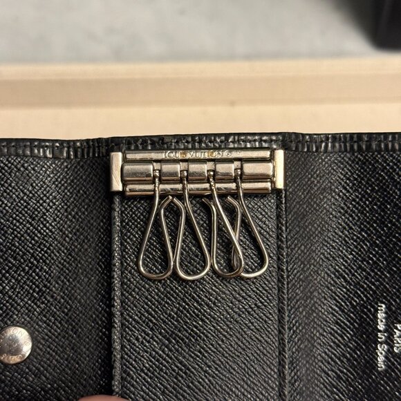 Louis Vuitton Epi Leather 4 Key Holder - Picture 7 of 12